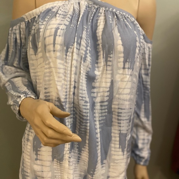 Cold shoulder gray and white Top.‎ 6 for $36 - Picture 1 of 9